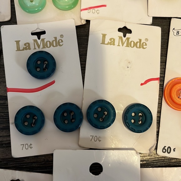 Vintage lot of assorted Buttons of 37 cards - Picture 8 of 8